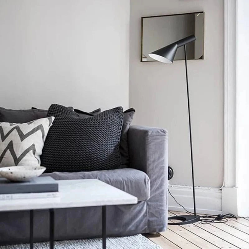 Moderne Konisk Lampeskærm AJ Gulvlampe - Aluminium - E27 Pære