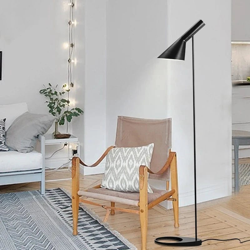 Moderne Konisk Lampeskærm AJ Gulvlampe - Aluminium - E27 Pære
