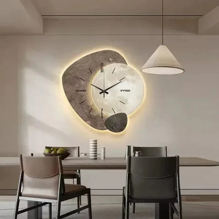Vægur I Træ med Belysning - Moderne - Lydløst Vægur - Vægur med Tal - 35 cm