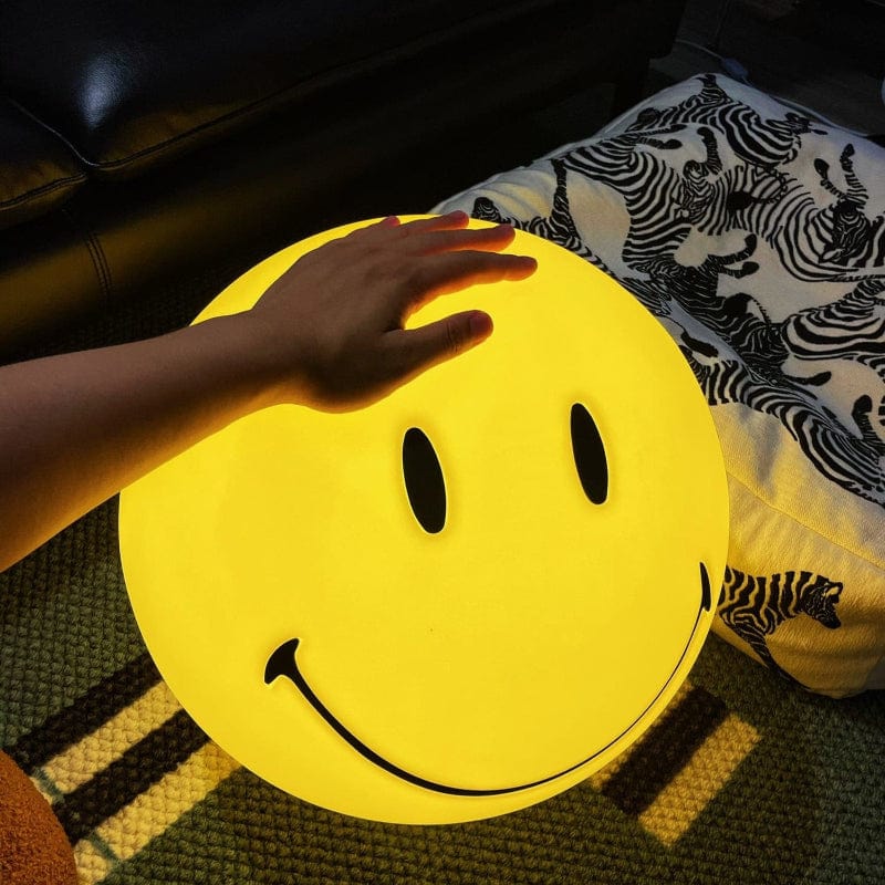Bærbar Gul Smiley LED Bordlampe - Emoji - Polypropylen - Genopladelig Table Lamp Danmarkmode.dk