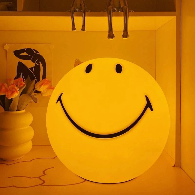 Bærbar Gul Smiley LED Bordlampe - Emoji - Polypropylen - Genopladelig Table Lamp Danmarkmode.dk