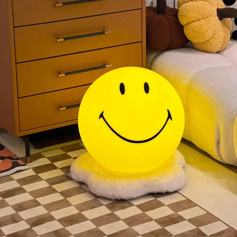 Bærbar Gul Smiley LED Bordlampe - Emoji - Polypropylen - Genopladelig Table Lamp Danmarkmode.dk