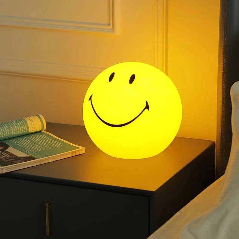 Bærbar Gul Smiley LED Bordlampe - Emoji - Polypropylen - Genopladelig Table Lamp Danmarkmode.dk