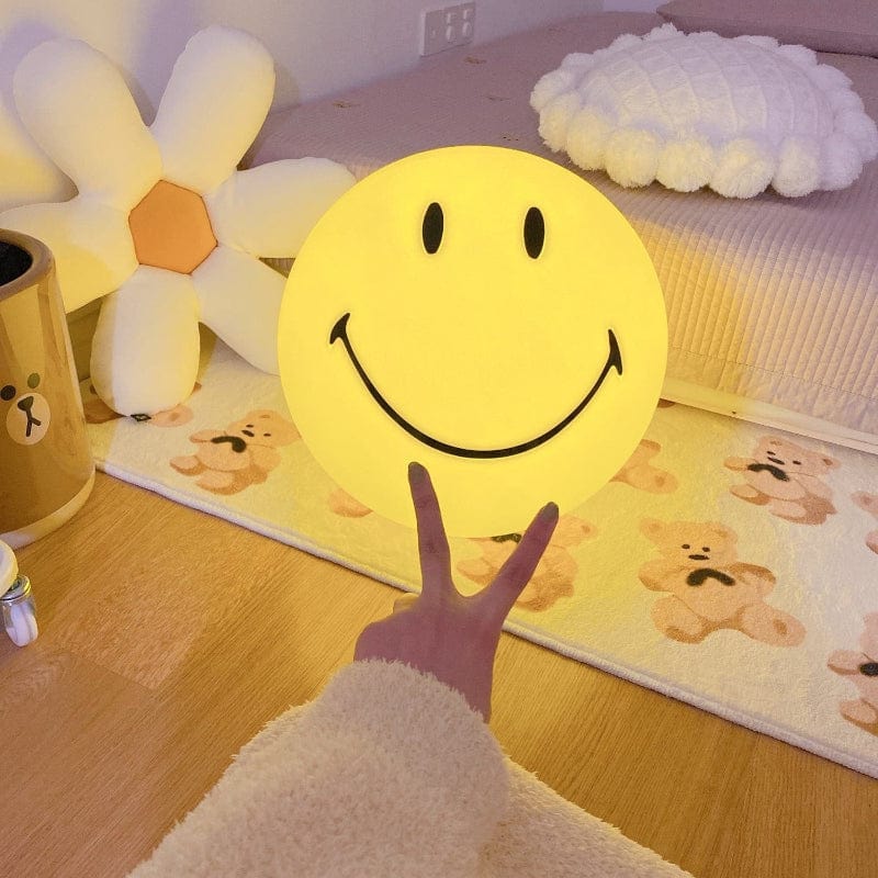 Bærbar Gul Smiley LED Bordlampe - Emoji - Polypropylen - Genopladelig Table Lamp Danmarkmode.dk