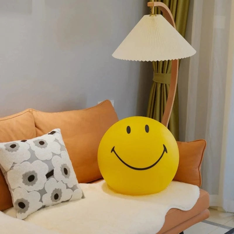 Bærbar Gul Smiley LED Bordlampe - Emoji - Polypropylen - Genopladelig Table Lamp Danmarkmode.dk