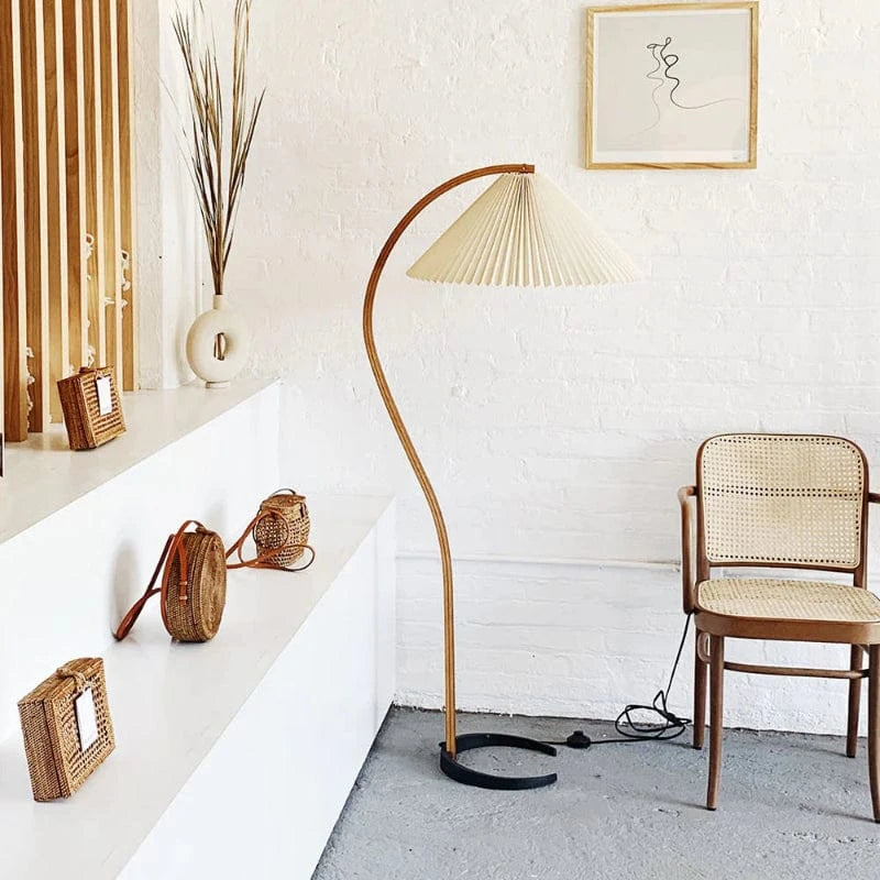 Caprani Buet Træbue Gulvlampe - Plisseret Lampeskærm - Linned - Metal Floor Lamps Danmarkmode.dk