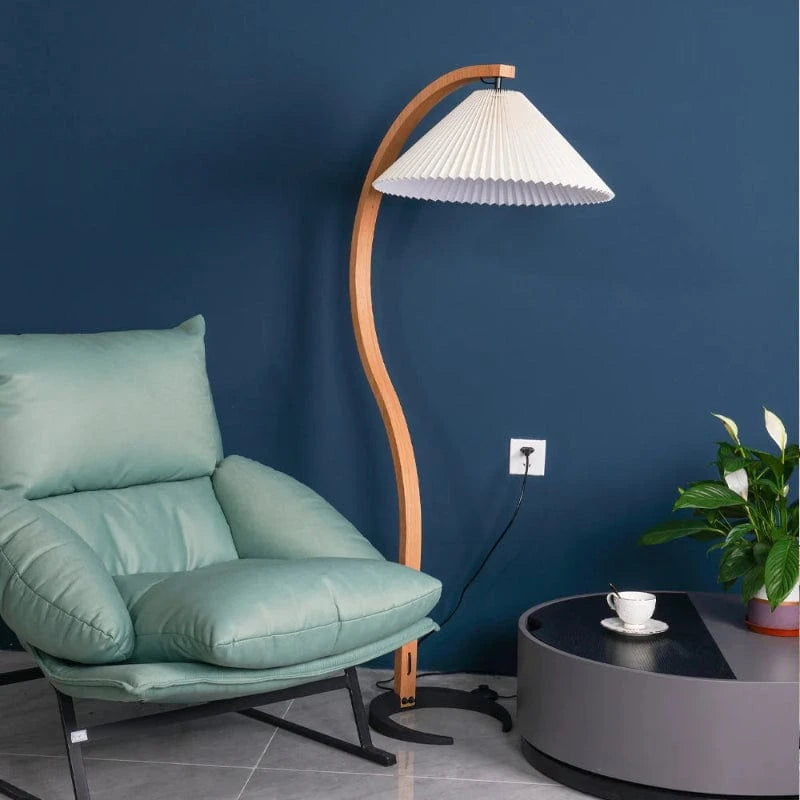 Caprani Buet Træbue Gulvlampe - Plisseret Lampeskærm - Linned - Metal Floor Lamps Danmarkmode.dk