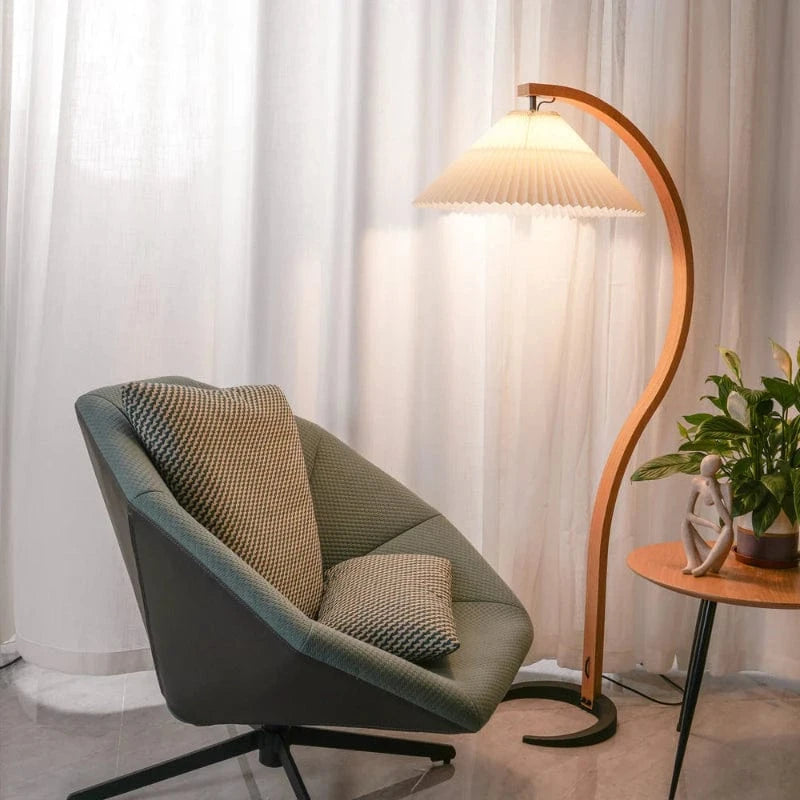 Caprani Buet Træbue Gulvlampe - Plisseret Lampeskærm - Linned - Metal Floor Lamps Danmarkmode.dk