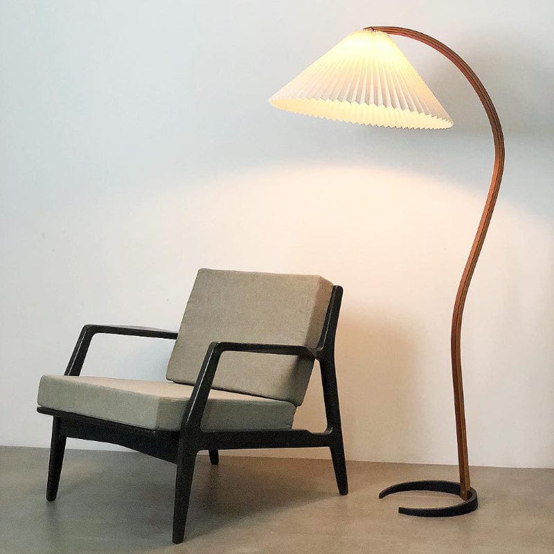 Caprani Buet Træbue Gulvlampe - Plisseret Lampeskærm - Linned - Metal Floor Lamps Danmarkmode.dk