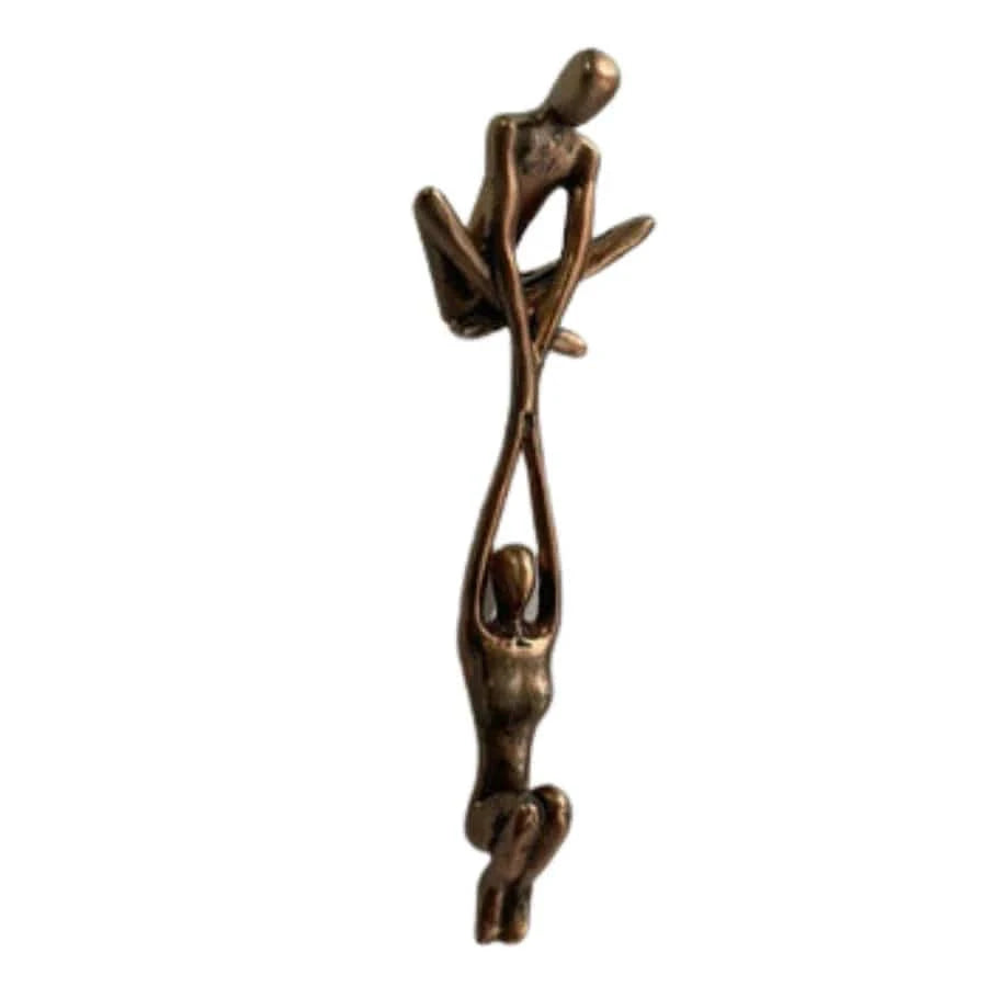 Løftende Par Skulptur - Ornament - Boligindretning - Polyresin Sculpture Statue Danmarkmode.dk
