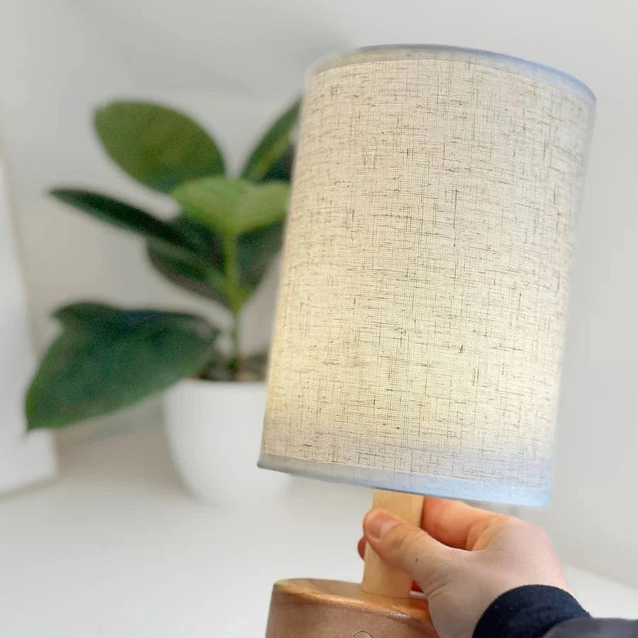 Minimalistisk Træfod Hør Bordlampe - Cylindrisk Skærm - USB Lampe - Genopladelig Table Lamp Danmarkmode.dk