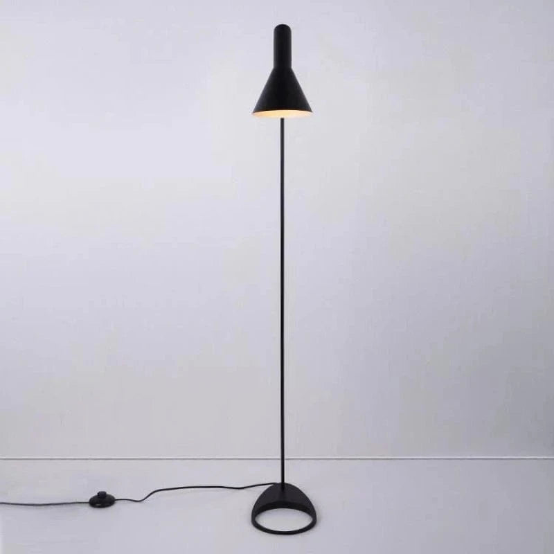 Moderne Konisk Lampeskærm AJ Gulvlampe - Aluminium - E27 Pære Floor Lamps Danmarkmode.dk