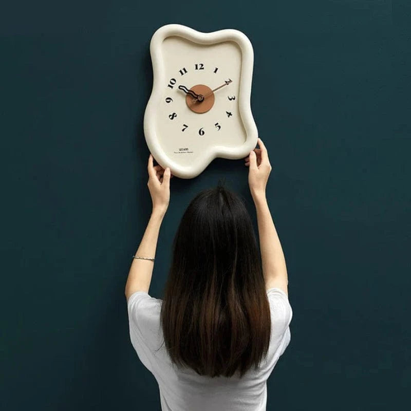 Surrealistisk Smeltning Vægur med Tal - Boligindretning - Lydløst Vægur - MDF Wall Clock Danmarkmode.dk