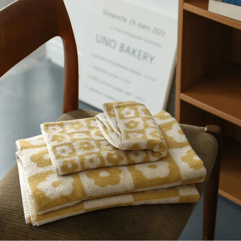Ternet Blomstermønster Badehåndklæde - Bomuld - Absorberende Bath Towels Danmarkmode.dk