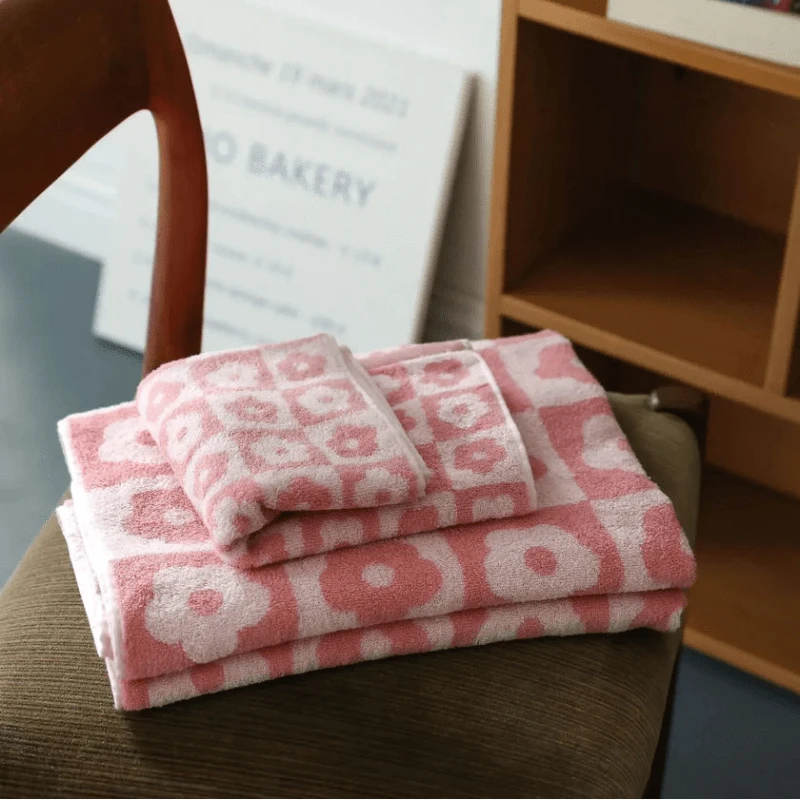 Ternet Blomstermønster Badehåndklæde - Bomuld - Absorberende Bath Towels Danmarkmode.dk