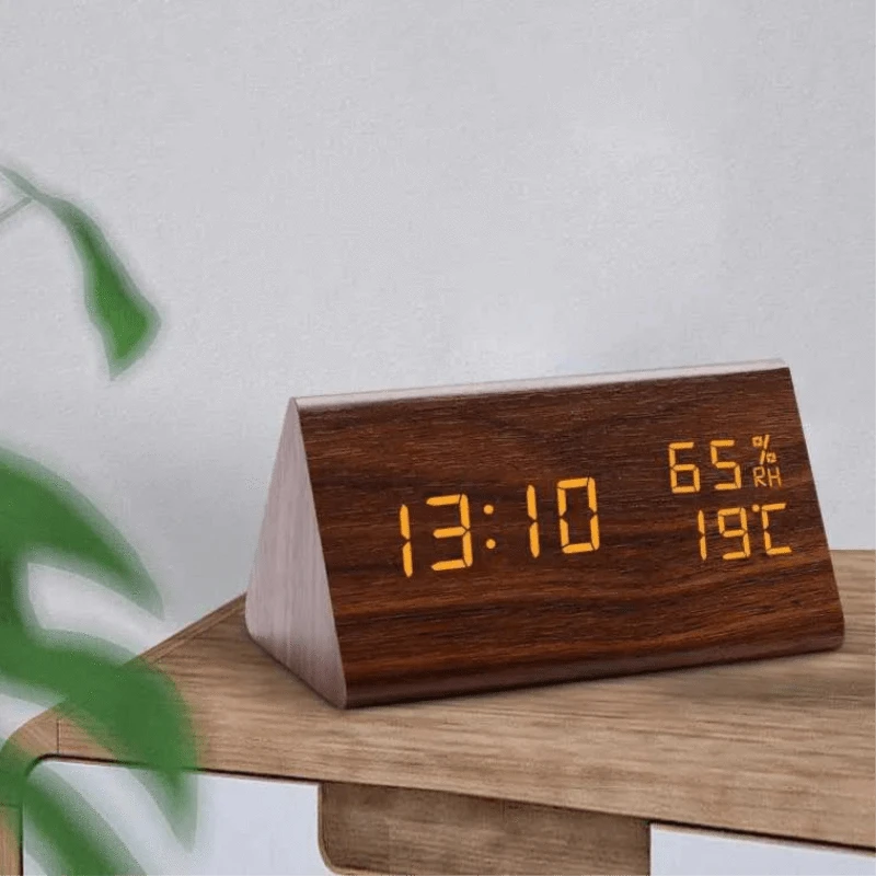 Træ Trekantet Digital Display Vækkeur - LED - Bordur - Værelsesindretning Alarm Clocks Danmarkmode.dk
