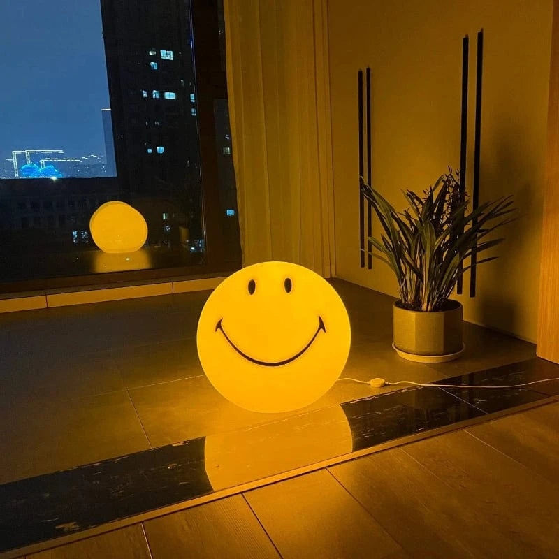 Bærbar Gul Smiley LED Bordlampe - Emoji - Polypropylen - Genopladelig Table Lamp Danmarkmode.dk