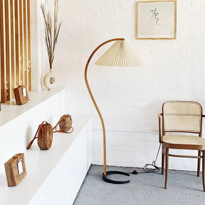 Caprani Buet Træbue Gulvlampe - Plisseret Lampeskærm - Linned - Metal Floor Lamps Danmarkmode.dk